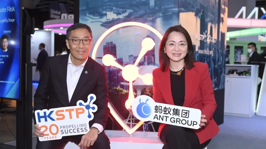 Albert Wong, CEO of HKSTP (left) and Jennifer Tan, the Executive Vice President of Strategy Development and Government Affairs, GBA of Ant Group (right).