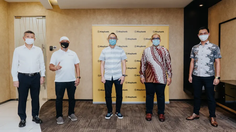 Present at the launch event on 2 December 2021 were (from left): Mr Gregory Seow (Head of Global Banking at Maybank Singapore), Mr Mohd Razib Ibrahim (a volunteer group leader), Dr John Lee (Country CEO and CEO of Maybank Singapore), Mr. Mohammad Azri bin Mohtar (Minister of the High Commission of Malaysia), and Mr Lee Ji En (MASIS Management Committee Member).
