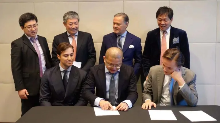 Signing ceremony in the United Kingdom (Bottom center: Mr. Barry Yu, General Manager of JD International Logistics UK; bottom right: Mr. Myles Barclay, Co-founder and CEO of Barclay Street)