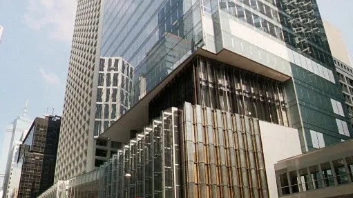 York House is a BEAM Plus Platinum Certified prime office building in the heart of Hong Kong’s Central business district, housing prominent international financial, legal and professional services firms. Photo from Hongkong Land