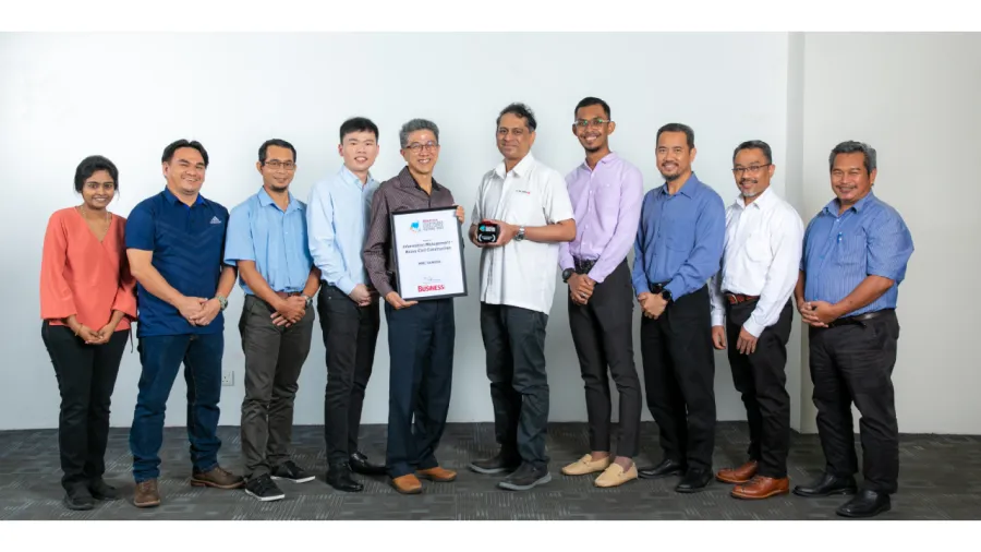 Members of the MMC Gamuda BIM and Survey teams are pictured with the MTEA 2022 award. (L-R) Disalini A/P Vijayandran - BIM Modeller, Chong Edam - Survey Manager, Anazari - Survey Manager, Tan Wei Hong - Sr. Engineer, Pua Boon Hin Head of Survey, Tony Joseph - Head of Department BIM/GIS, Mohammad Azim- BIM Modeller, Ahmad Zaifliqhar - Coordinator, Zirman Nashir - BIM Coordinator, Mohd Roslan - Sr. Survey Manager.