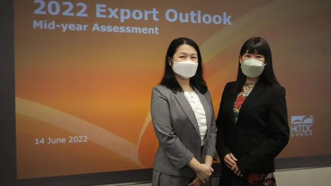 HKTDC Director of Research Irina Fan (R) and Assistant Principal Economist (Greater China) Alice Tsang (L) announced the HKTDC Export Index for the second quarter of 2022 at a press conference today (14 June). Photo from HKTDC