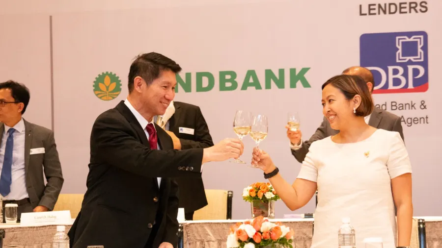 Dr. Dennis Sta. Ana, President and CEO – Makati Life Medical Center (left) and Mayor Abby Binay of the City Government of Makati (right). Taken last February 16, 2022 during the Omnibus Loan and Security Agreement Signing Ceremony.