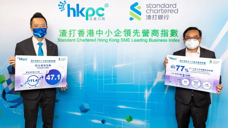 Mr Edmond Lai, Chief Digital Officer of HKPC (left); and Mr Kelvin Lau, Senior Economist, Greater China, Global Research, Standard Chartered Bank (Hong Kong) Limited (right), announced at the press conference of “Standard Chartered Hong Kong SME Leading Business Index Q3 2022” that the Q3 Overall Index recorded the biggest increase of 11.4 points ever to 47.1, showing an overall steady recovery of business confidence across industries after being severely hit by the fifth wave of the pandemic. /Standard Chartered, HKPC