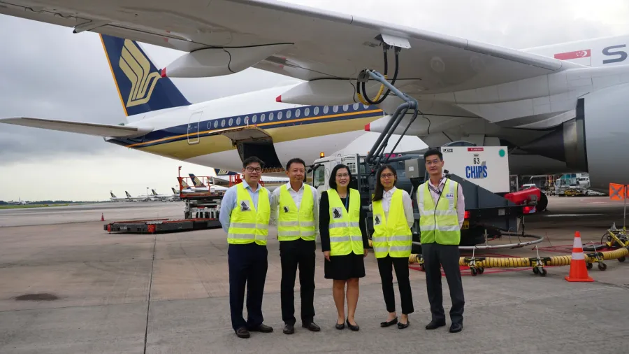 Representatives from CAAS, SIA, Temasek, ExxonMobil and Neste at the uplifting of blended SAF onto SIA aircraft. Photo from the joint press release.