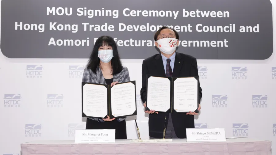 The Hong Kong Trade Development Council (HKTDC), represented by Executive Director Margaret Fong (left), and Aomori Prefecture, Japan, represented by Governor Shingo Mimura (right), signed a memorandum of understanding at the HKTDC Food Expo, Hong Kong’s flagship event organised by the HKTDC.