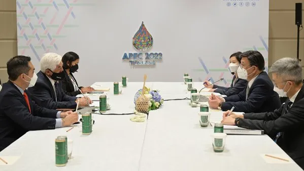 Secretary for Commerce & Economic Development Algernon Yau (second right) meets Peru’s Vice Minister of Foreign Trade Miguel Palomino (second left) upon arrival in Bangkok for the APEC Ministerial Meeting. (Photo from news.gov.hk)