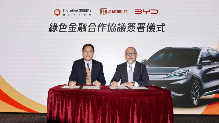 Mr. Eric Sum, Managing Director, Chief Financial Officer, Alternative Chief Executive of Fusion Bank (left) and Mr. Raymond Cheung, Chief Operating Officer of JC Motor Limited (right) signed the Green Financing Partnership Agreement..