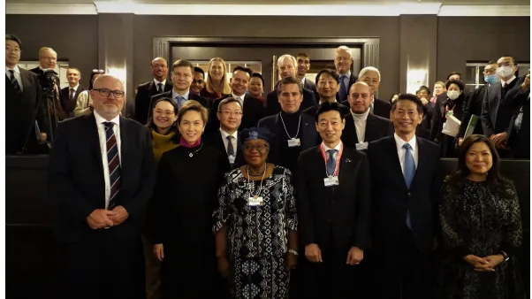 Photo from SGPC's joint press release Caption: Minister for Communications and Information, Josephine Teo, representing Singapore, with members of the WTO Joint Statement Initiative on Electronic Commerce (JSI) and WTO Director General Ngozi Okonko-Iweala on the sidelines of the World Economic Forum Annual Meeting in Davos, Switzerland on 20 January 2023