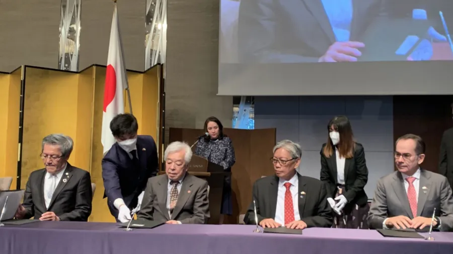 Signing the Memorandum of Understanding are Kawasaki Heavy Industries’ Senior Managing Executive Officer and President of Energy Solution and Marine Engineering Tatsuya Watanabe, IKS Co. Ltd. President Takashi Imai, Amber Kinetics Chief Executive Officer Edgar Chua and AboitizPower Chairman Sabin Aboitiz. (Source: AboitizPower website)