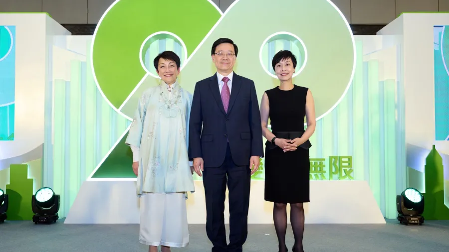 John KC Lee, the Chief Executive of the Hong Kong Special Administrative Region (centre); Irene Lee, Chairman of Hang Seng Bank (left); and Diana Cesar, Executive Director and Chief Executive of Hang Seng Bank (right). Photo courtesy of Hang Seng Bank.