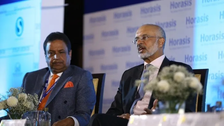 Piyush Gupta (right), CEO of DBS. Photo by Richter Frank Jurgen via Wikimedia Commons.