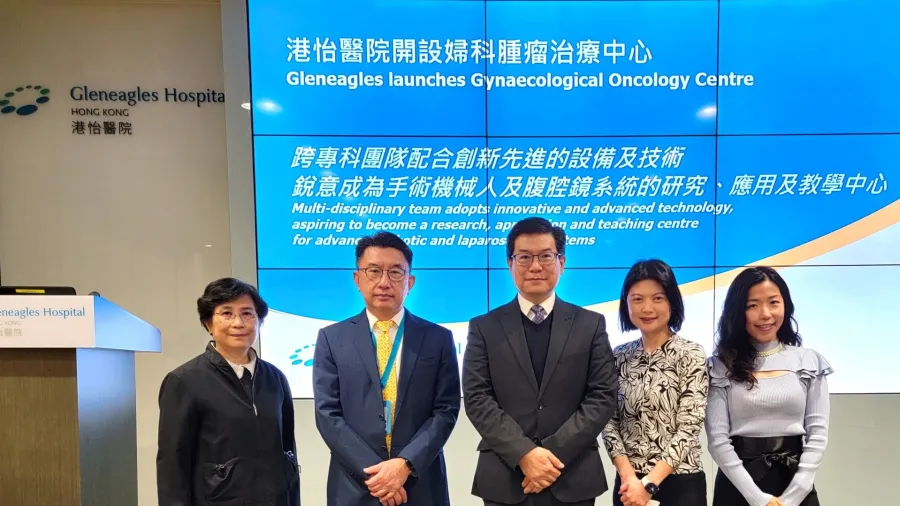 /Dr Kenneth Tsang, Chief Executive Officer of Gleneagles (middle), Dr Karen Chan (2nd from the right) and Dr Ng Tong-yow (2nd from the left), Co-Directors of Gleneagles’ Gynaecological Oncology Centre, and recovered patients Jade (1st from the right) and Ms Chong (1st from the left) from Gleneagles Hospital website