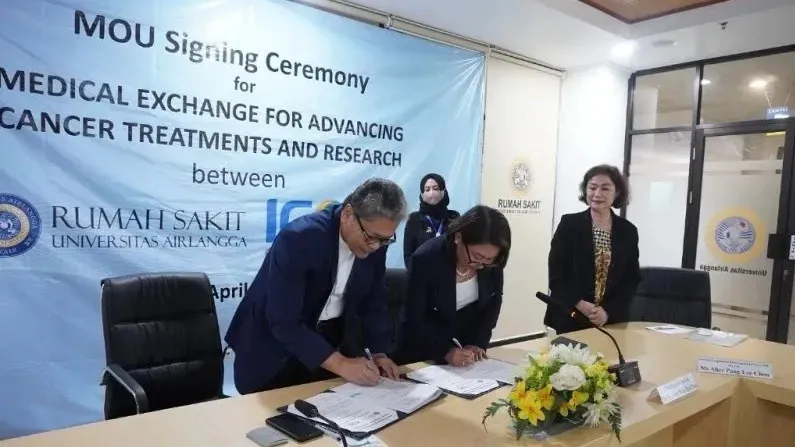 Airlangga University Hospital Director Prof. Nasronudin (left) and Icon Cancer Centre Singapore CEO Serena Wee (center) signed the MOU on 5 April. Image source: ACN Newswire