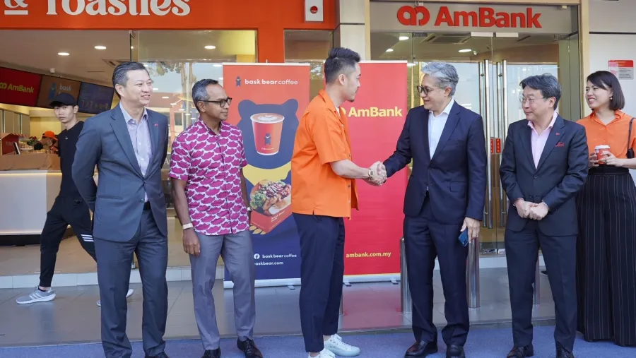 (From left) Christopher Yap, Managing Director, Business Banking, AmBank Group; Jamzidi Khalid, Managing Director, Wholesale Banking, AmBank Group; Bryan Loo, Founder and Chief Executive Officer of Loob Holding Sdn Bhd; Dato’ Sulaiman Mohd Tahir, Group CEO of AmBank Group; Aaron Loo, Managing Director, Retail Banking, AmBank (M) Berhad and Loo Chee Leng, Chief Operating Officer of Loob Holding Sdn Bhd