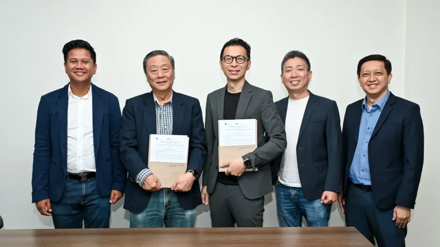 From L to R: Ly Senleap, Director, Sarita Resort Co., Ltd, Cambodia; Ong Teong Hoon, Chairman, Phillip Trustee (Cambodia) Co. Ltd; Andy Goh, Director, Founder and CEO, r+ Pte Ltd, Singapore; Dave Loo, Managing Director, SQFT Global Pte. Ltd. Singapore; Maverick Maung, Head of Sales, Sarita Resort Pte. Ltd. Singapore.