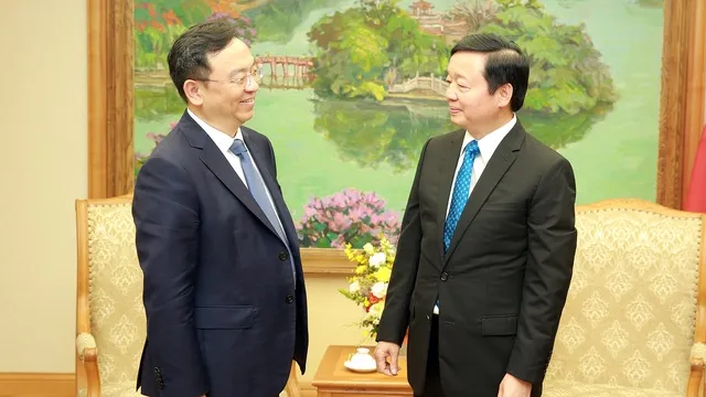 Tran Hong Ha with BYD's Wang Chuanfu - Photo by VGP/Minh Khoi