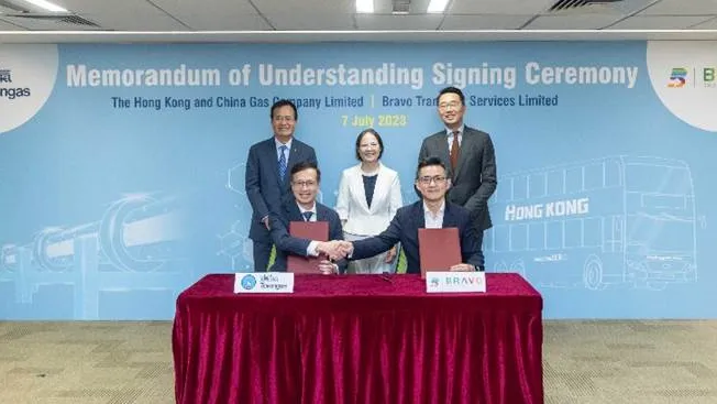 With Ms Diane Wong Shuk-han (centre, back row), Under Secretary for Environment and Ecology; Mr Peter Wong Wai-yee (left, back row), Towngas Managing Director; and Mr Cliff Zhang Kun (right, back row), Bravo Transport Chairman and Templewater Chairman and CEO, as the witnesses, Mr Daniel Fung Man-kit (left, front row), Towngas Head of Strategy & Innovation and Commercial – Hong Kong Utility, and Dr Wan Yufeng (right, front row), Citybus Director and Templewater Partner and Head of Impact Investing, sign the Memorandum of Understanding on behalf of both parties to promote the development of hydrogen energy in Hong Kong. (Photo from Towngas, Bravo Transport)