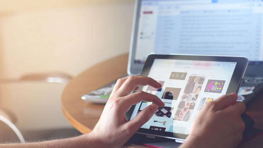 Photo by Pixabay: https://www.pexels.com/photo/laptop-technology-ipad-tablet-35550/