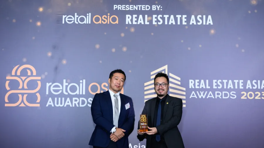 Tran Nguyen Phi Long - Head of Retail Marketing, represented PNJ Group to receive “Marketing Initiatives of the Year” at the Retail Asia Awards 2023.