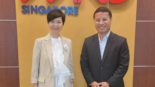 Secretary for Housing Winnie Ho (left) calls on Singaporean Minister for National Development Desmond Lee. (Photo from news.gov.hk)
