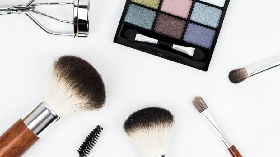 Photo by Alex Kinkate: https://www.pexels.com/photo/black-make-up-palette-and-brush-set-208052/