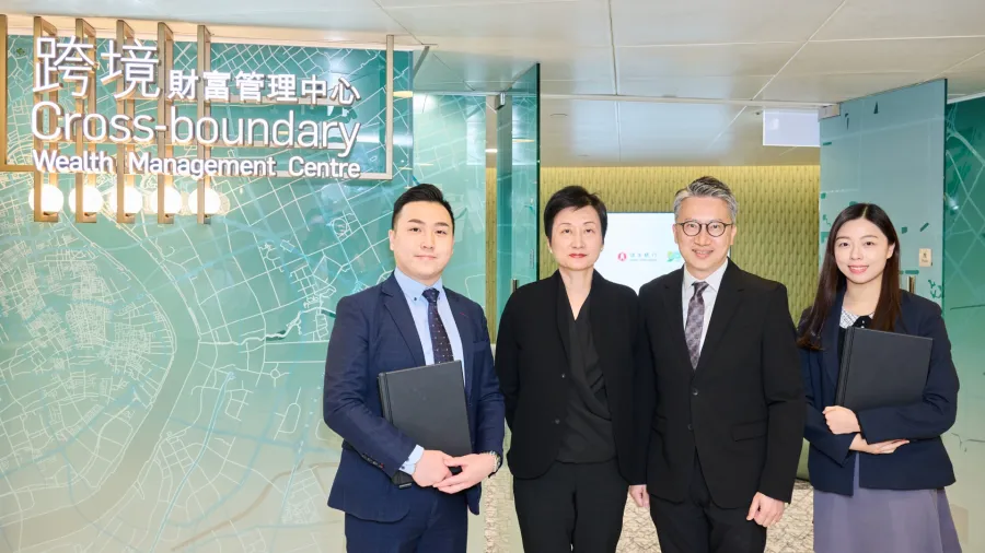 Pictured: Rannie Lee, Head of Wealth and Personal Banking of Hang Seng Bank (second left); and Theodore Mak, Head of Retail Distribution (second right) at the newly opened Tsim Sha Tsui CBC (Photo courtesy of Hang Seng Bank).