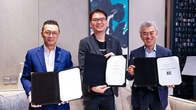 L to R: Andrew Jong (HLB), Joel Tay (Soft Space) and Yoshiki Kaneko (JCBI) signed a tripartite partnership to expand JCB Card acceptance in Malaysia.