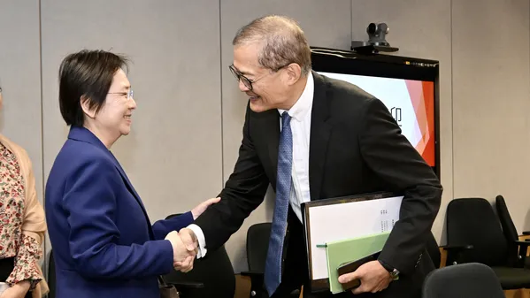Secretary for Health Prof Lo Chung-mau (right) welcomes Director General of the National Health Commission’s Office of Hong Kong, Macao & Taiwan Affairs Zhang Yang and her delegation at the Central Government Offices. (Photo from news.gov.hk)