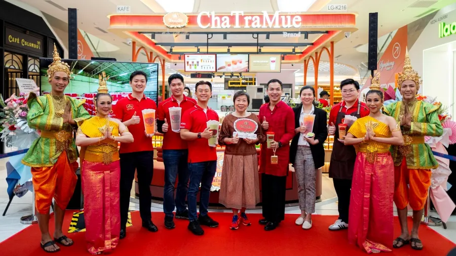 Cha Thai International Managing Director Ms Srisuporn Chaturongkavanich (centre) with the ChaTraMue logo in a group photo with Woodpeckers and Cha Thai teams flanked by Minister Counsellor (Commercial), Office of Commercial Affairs, Royal Thai Embassy Worawan Wanwil on her left and Woodpeckers Group CEO Tan Kai Young on her right. /Woodpeckers Group