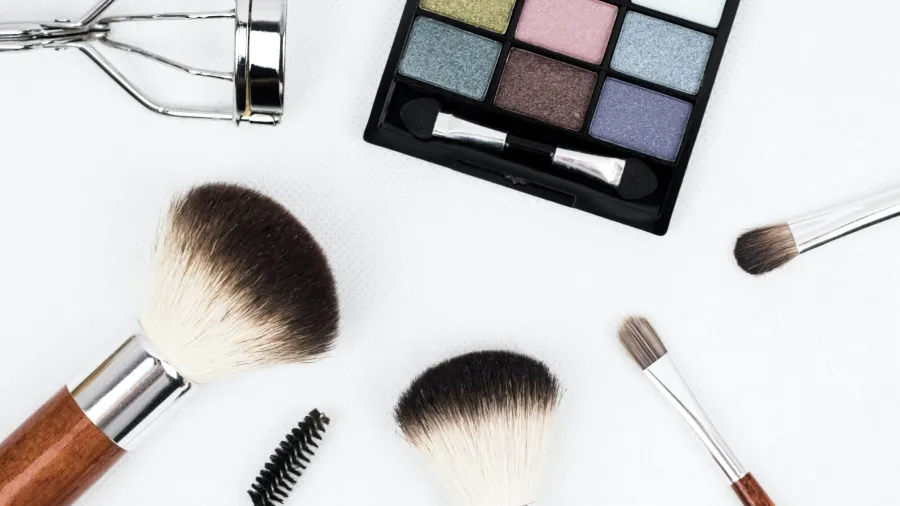 Photo by Alex Kinkate: https://www.pexels.com/photo/black-make-up-palette-and-brush-set-208052/