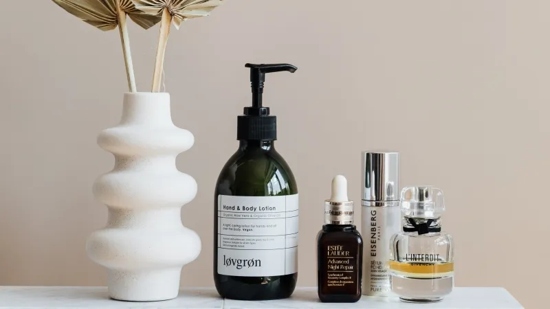 Photo by Karolina Grabowska: https://www.pexels.com/photo/set-of-cosmetic-supplies-near-decorative-leaves-in-vase-on-marble-shelf-4202325/
