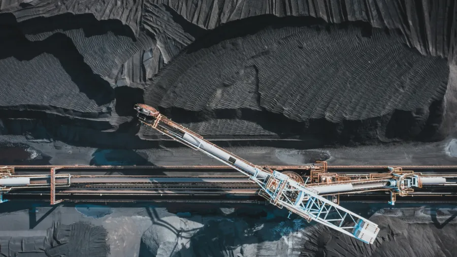 Photo by Kelly : https://www.pexels.com/photo/industrial-machinery-working-with-coal-6595788/