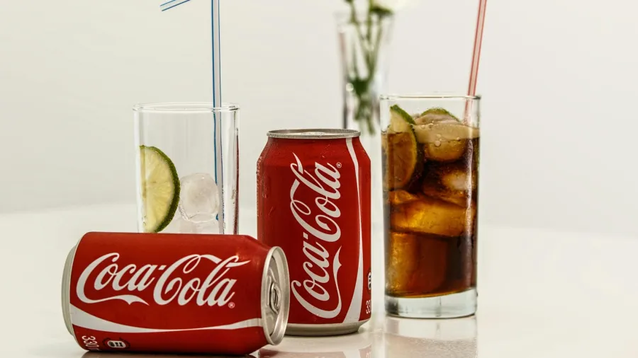 Photo by Pixabay: https://www.pexels.com/photo/coca-cola-cans-and-glasses-with-lines-50593/