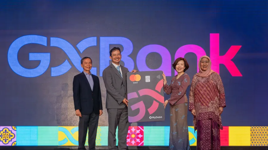 From L to R: Hsieh Fu Hua, Chairman of GXS; Datuk Johan Merican; Pei Si Lai - CEO of GXBank; and Datuk Zaiton Hassan - Chairperson of GXBank with the mock GX Card.