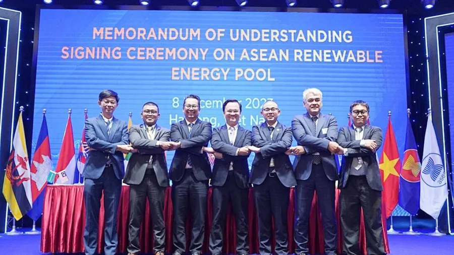 The MOU signed by the participating ARWC Members, Huy Vatharo, Chief Executive Officer, Cambodian Reinsurance Company (left), Delit Khairat, Technical Operations Director, PT Reasuransi Indonesia Utama (Persero) (2nd from left), Ahmad Noor Azhari Abdul Manaf, President & Chief Executive Officer of Malaysian Re (3rd from left), Nguyen Anh Tuan, Executive Chairman of the Board, Vietnam National Reinsurance Corporation (center), Christian W. Wanandi, Secretary-General, ASEAN Insurance Council (3rd from right), and witnessed by Mohammad Nizam Yahya, Senior Vice President & Head of Malaysian Re Retakaful Division (2nd from right) and Muhammad Tirmizi Muhamad Yew, Vice President & Head of Operations.