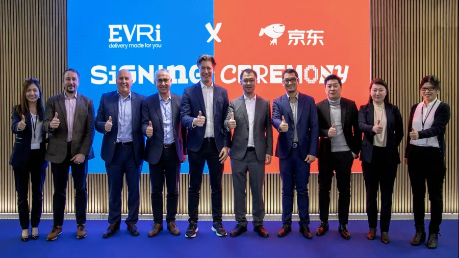 Photo from JD.com, showing (left to right) Lily Fu, Ben Cordes, John Sansby, Tony De Nunzio, Martijn De Lange Qun Xue, Kannon Qian, Stephane Lam, Yanan Su and Lily Wu.