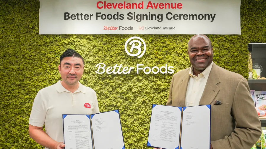 Photo from Shinsegae Food, showing Better Foods and Shinsegae Food CEO Song Hyun-suk and Cleveland Avenue Founder & CEO Don Thompson