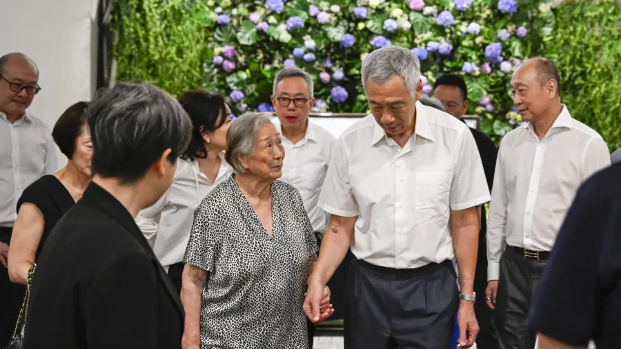 Prime Minister Lee Hsien Loong visits the wake of Dr. Wee Cho Yaw. Here he is pictured with the late Dr Wee’s wife, Madam Chuang Yong Eng, at the wake of Dr. Wee (Photo source: UOB).