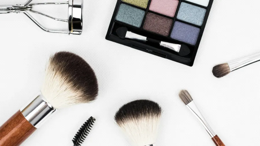 Photo by Alex Kinkate: https://www.pexels.com/photo/black-make-up-palette-and-brush-set-208052/