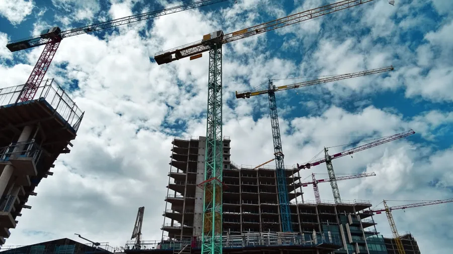 Photo by SevenStorm JUHASZIMRUS: https://www.pexels.com/photo/green-and-yellow-crane-439416/