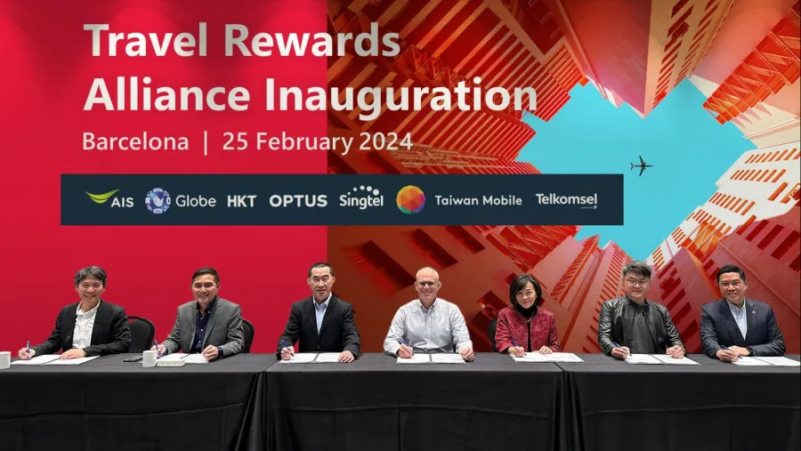 (From left to right) Pratthana Leelapanang, Chief Consumer Business at AIS; Darius Delgado, Head of consumer Mobile Business at Globe; Alex Kun, Chief Product & Innovation Officer, Digital Ventures at HKT; Matt Williams, Managing Director of Customer Solutions at Optus; Anna Yip, Chief Executive Officer, Business Development at Singtel; Tony Lin, Chief Consumer Business Officer at Taiwan Mobile; Derrick Heng, Chief Marketing Officer at Telkomsel announced to initiate a collaboration to launch the world’s first cross-border telco rewards programme.