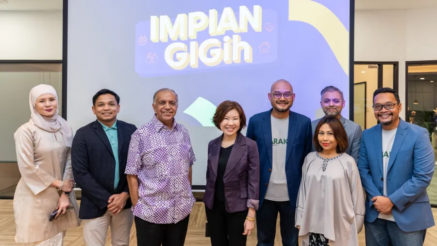 From L to R: Hildah Hamzah, Chief of Staff, GXBank; Fadrizul Hasani, Chief Technology Officer, GXBank; Datuk Wira (Dr) Haji Ameer Ali Mydin, Managing Director, MYDIN; Pei Si Lai, Chief Executive Officer, GXBank; GoBarakah team members: Azrin Ajib, Audri Zin, Firdaus Mohamed (center, back), Irhzan Mohd Nor
