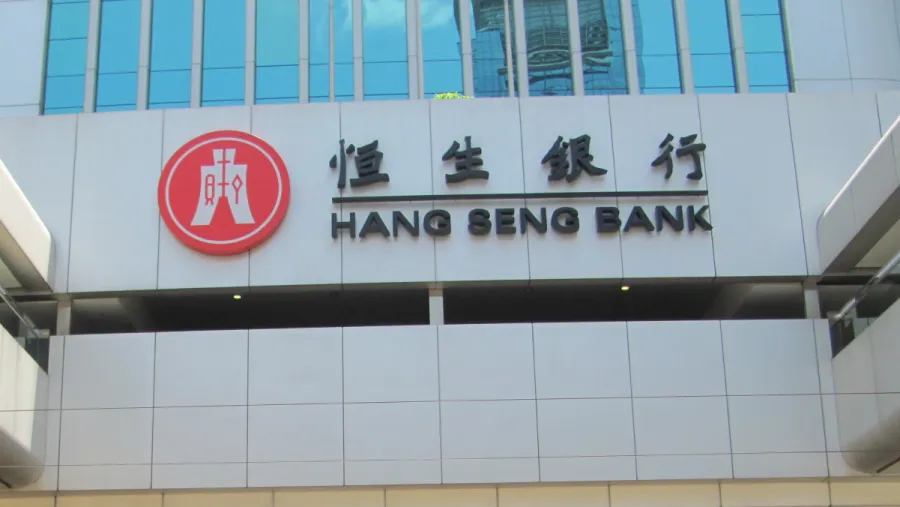 Photo by orderinchaos via Wikimedia Commons. Apart from cropping the photo, no other edits were made. Source: https://commons.wikimedia.org/wiki/File:Hang_Seng_bank_sign_from_Des_Voeux_2011.jpg