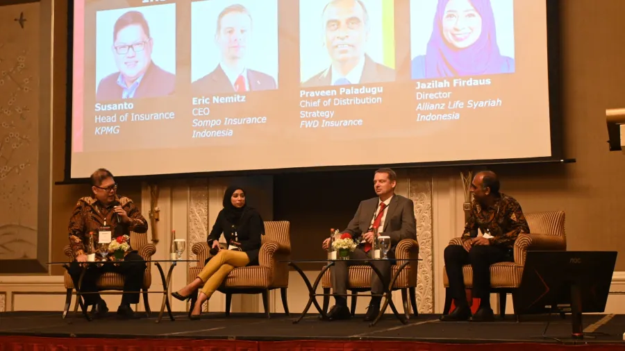 From left to right: Susanto, head of Insurance at KPMG, Jazilah Firdaus, director at Allianz Life Syariah Indonesia, Eric Nemitz, CEO of Sompo Insurance Indonesia, and Praveen Paladugu, chief of Distribution Strategy at FWD Insurance Indonesia