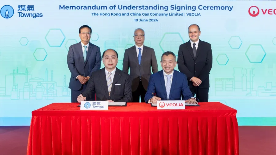 Witnessed by Mr Tse Chin-wan (centre, back row), Secretary for Environment and Ecology; Mr Peter Wong Wai-yee (left, back row), Managing Director of Towngas; and Mr Laurent Pelletier (right, back row), CEO of Veolia Hong Kong and Macau, Mr Don Cheng Hill-kwong (left, front row), Head of Commercial – Hong Kong Utility and Head of Sustainable Green Energy Hub of Towngas, and Mr Norman Cheng Chun-ping (right, front row), Business Development Director of Veolia Hong Kong, sign the MOU on behalf of both parties. (Photo via Towngas)