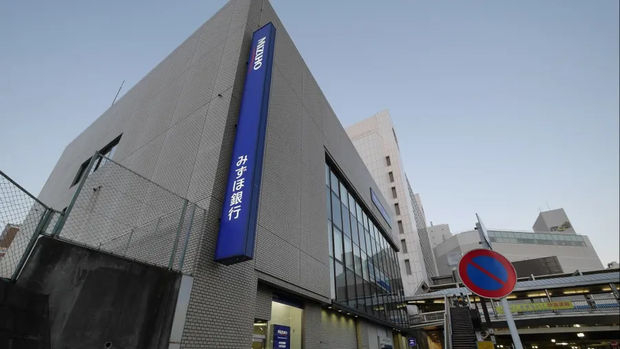 A branch of Mizuho Bank in Tokyo. Photo by Suikotei via Wikimedia Commons (Source: https://commons.wikimedia.org/wiki/File:1_Chome_Morino,_Machida-shi,_T%C5%8Dky%C5%8D-to_194-0022,_Japan_-_panoramio_(78).jpg)