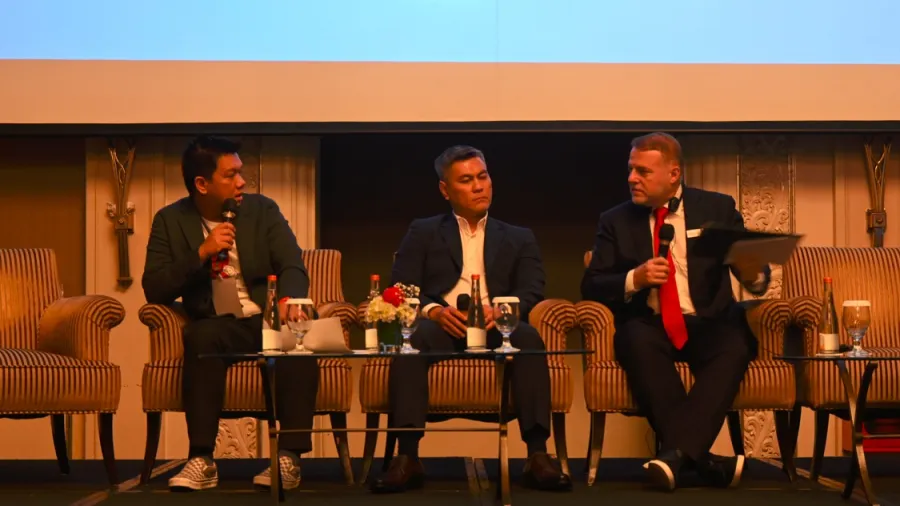 Left to right: LinkaAja Chief Commercial Officer, M. Rendy Nugraha, Dana Chief Technology Officer, Norman Sasono and Chief Editor Asian Banking and Finance, Tim Charlton