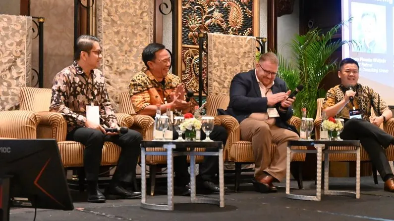 From left to right: Andy Sumual, president director and CEO of FreshMart, Fernando Repi, vice chairman of APRINDO, Anthony McEvoy, CEO of PT Sari Coffee Indonesia (Starbucks Indonesia), and Juan Pisente Widjaja, senior partner at Gideon Consulting Group