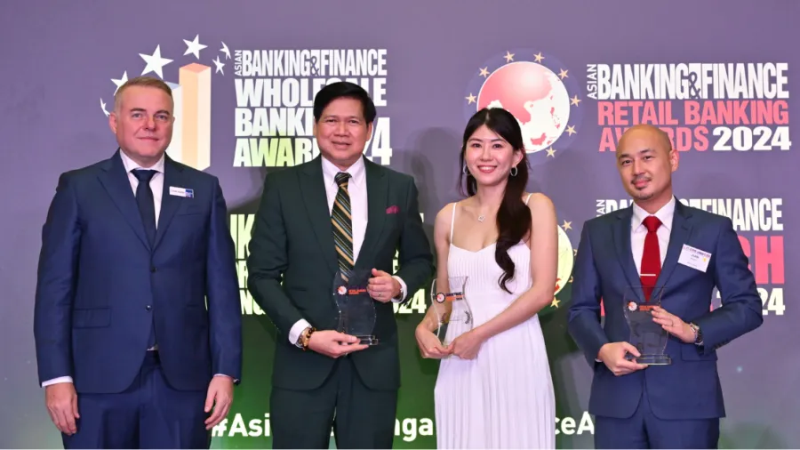 In Photo (From Left to Right): Tim Charlton, Editor-in-Chief and Publisher of Asian Banking & Finance, awarded Sonny Marpuri, First Vice President and Head of Accounting of BDO Singapore; Candice Lee, Manager of Institutional Banking of BDO Singapore; and Juan Rafael Bengzon, Vice President and Head of Commercial Banking of BDO Singapore, the Philippines’ Domestic Cash Management Bank of the Year, Private Bank of the Year for BDO Private Bank and the Philippines’ Corporate and Investment Bank of the Year for the 7th straight year for BDO Capital.